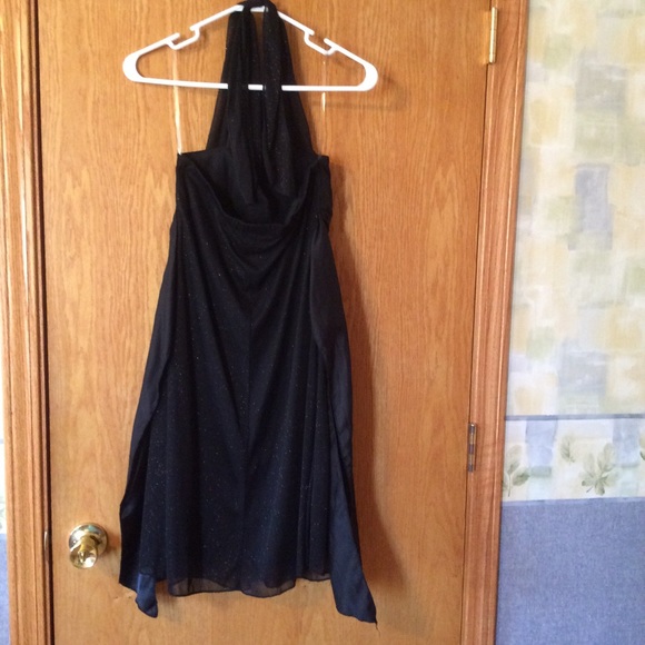 🖤 Sparkly Black Halter Formal Dress 🖤 - Picture 3 of 7